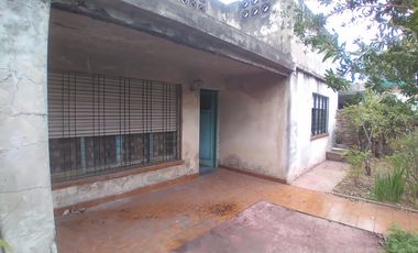 CASA AMPLIA SOBRE LOTE DE 10 X 25 MTS. 2 DORMITORIOS VILLA LUZURIAGA