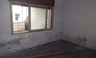 CASA AMPLIA SOBRE LOTE DE 10 X 25 MTS. 2 DORMITORIOS VILLA LUZURIAGA