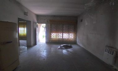 CASA AMPLIA SOBRE LOTE DE 10 X 25 MTS. 2 DORMITORIOS VILLA LUZURIAGA