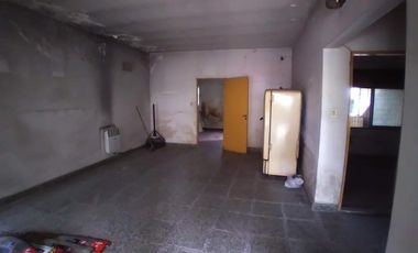 CASA AMPLIA SOBRE LOTE DE 10 X 25 MTS. 2 DORMITORIOS VILLA LUZURIAGA