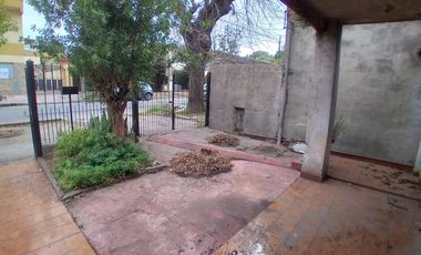 CASA AMPLIA SOBRE LOTE DE 10 X 25 MTS. 2 DORMITORIOS VILLA LUZURIAGA