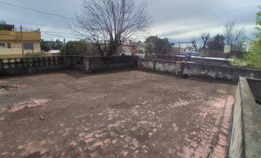 CASA AMPLIA SOBRE LOTE DE 10 X 25 MTS. 2 DORMITORIOS VILLA LUZURIAGA