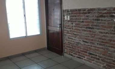 Ph tipo casa en alquiler. 3 dormitorios, jardin, cochera.