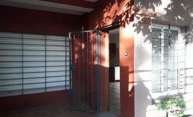 Ph tipo casa en alquiler. 3 dormitorios, jardin, cochera.
