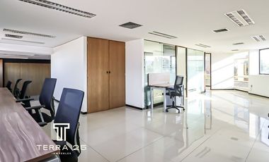 UBICADISIMAS OFICINAS EN VENTA SOBRE AV. LOMAS VERDES