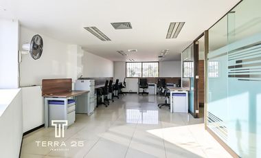 UBICADISIMAS OFICINAS EN VENTA SOBRE AV. LOMAS VERDES