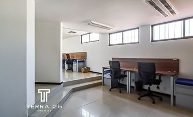 UBICADISIMAS OFICINAS EN VENTA SOBRE AV. LOMAS VERDES