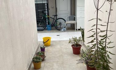 3 AMBIENTES CON PATIO  COMPLEJO CON POCAS UNIDADES , APROX 100 M2 TOTALES , EN DOS PLANTAS