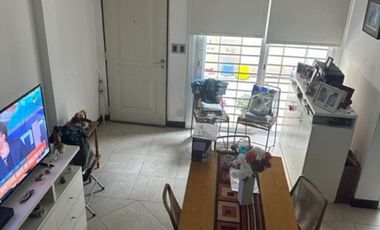 3 AMBIENTES CON PATIO  COMPLEJO CON POCAS UNIDADES , APROX 100 M2 TOTALES , EN DOS PLANTAS