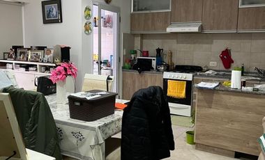 3 AMBIENTES CON PATIO  COMPLEJO CON POCAS UNIDADES , APROX 100 M2 TOTALES , EN DOS PLANTAS