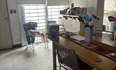 3 AMBIENTES CON PATIO  COMPLEJO CON POCAS UNIDADES , APROX 100 M2 TOTALES , EN DOS PLANTAS