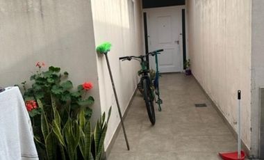 3 AMBIENTES CON PATIO  COMPLEJO CON POCAS UNIDADES , APROX 100 M2 TOTALES , EN DOS PLANTAS