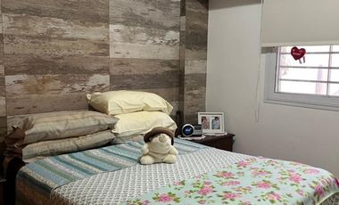 3 AMBIENTES CON PATIO  COMPLEJO CON POCAS UNIDADES , APROX 100 M2 TOTALES , EN DOS PLANTAS