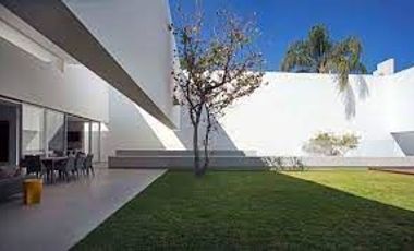 Casa en arriendo de 6 dorm. en Las Condes