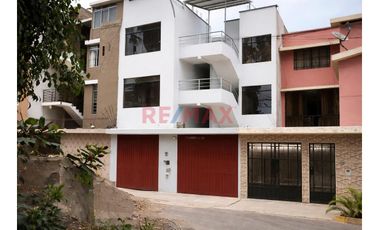 Se Vende Casa  De  Tres Pisos  Y Azotea  (5 Unidades Inmobiliarias ) Frente A  Parque, Limite  A Pueblo Libre  En  La  Urb. Las Brisas