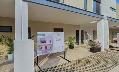 Casa · 3 Recámaras · Arbolada · Av. Huayacán · Amenidades