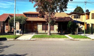 Chalet 3 ambientes + depto monoambiente sobre gran lote