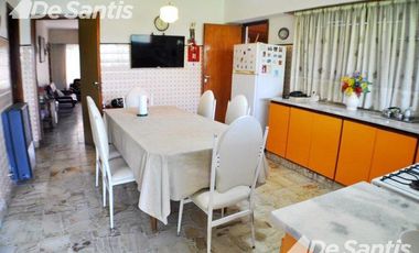 Chalet 3 ambientes + depto monoambiente sobre gran lote