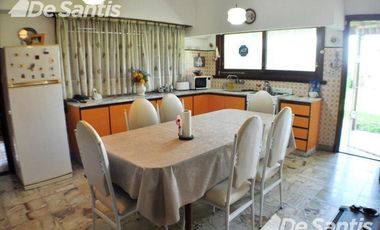 Chalet 3 ambientes + depto monoambiente sobre gran lote