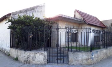 Venta casa tres dormitorios con patio y cochera - Barrio Sarmiento, Rosario