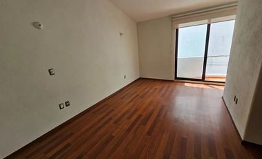 Se renta casa en la loma de golf