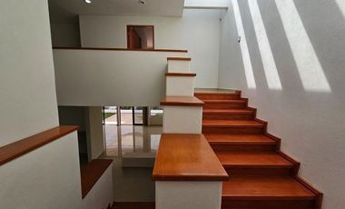 Se renta casa en la loma de golf