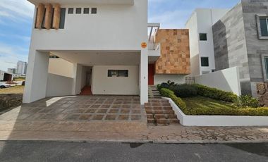 Se renta casa en la loma de golf