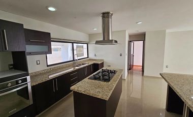 Se renta casa en la loma de golf