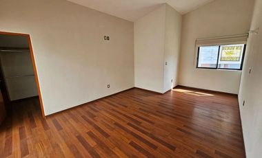 Se renta casa en la loma de golf