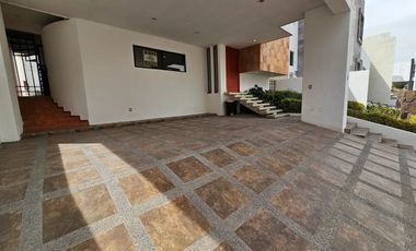 Se renta casa en la loma de golf