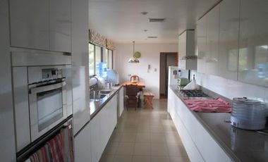 SE VENDE LINDA CASA EN PARCELA DE 15.890 M2 EN CONDOMINIO