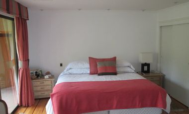 SE VENDE LINDA CASA EN PARCELA DE 15.890 M2 EN CONDOMINIO