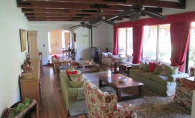 SE VENDE LINDA CASA EN PARCELA DE 15.890 M2 EN CONDOMINIO