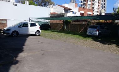 Local de venta con oficinas de 1300 m2, con playa de Estacionamiento propio