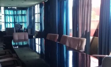 Local de venta con oficinas de 1300 m2, con playa de Estacionamiento propio