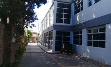 Local de venta con oficinas de 1300 m2, con playa de Estacionamiento propio