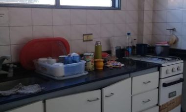 Local de venta con oficinas de 1300 m2, con playa de Estacionamiento propio