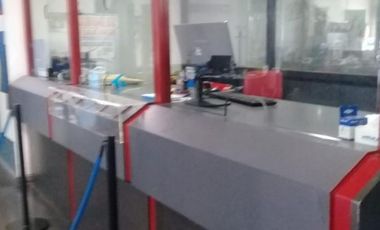 Local de venta con oficinas de 1300 m2, con playa de Estacionamiento propio