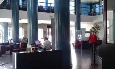 Local de venta con oficinas de 1300 m2, con playa de Estacionamiento propio