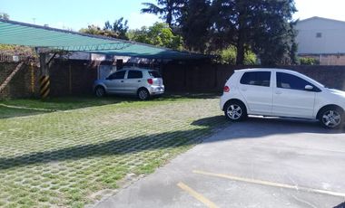 Local de venta con oficinas de 1300 m2, con playa de Estacionamiento propio