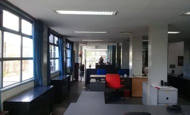 Local de venta con oficinas de 1300 m2, con playa de Estacionamiento propio