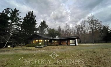 Linda casa familiar con vista parcial al lago