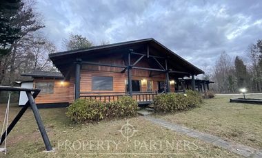 Linda casa familiar con vista parcial al lago