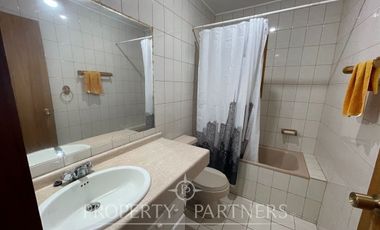 Linda casa familiar con vista parcial al lago