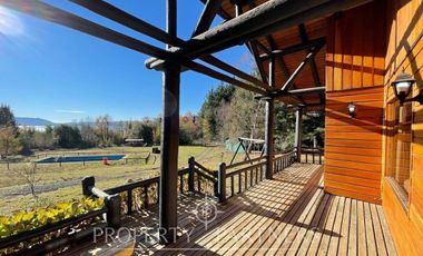 Linda casa familiar con vista parcial al lago