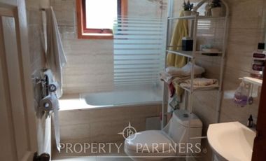 Linda casa familiar con vista parcial al lago