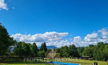 Linda casa familiar con vista parcial al lago