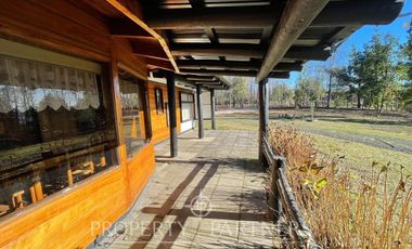 Linda casa familiar con vista parcial al lago