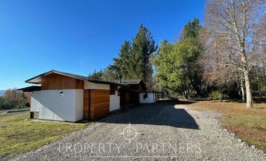 Linda casa familiar con vista parcial al lago