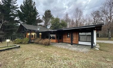 Linda casa familiar con vista parcial al lago